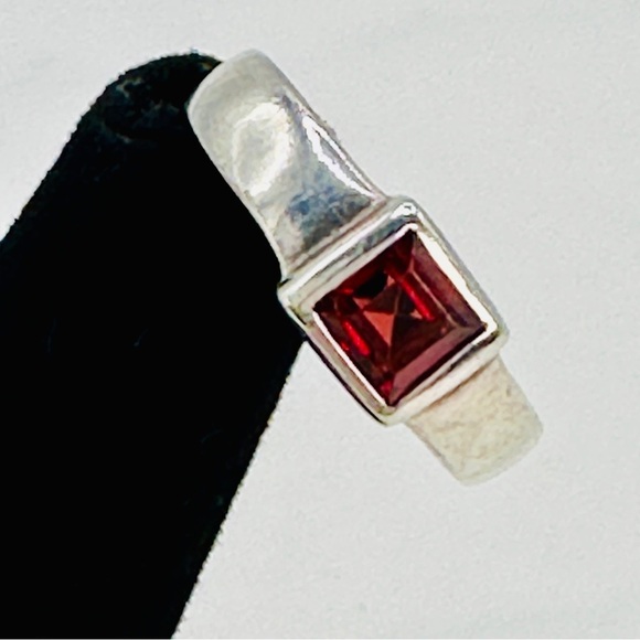 Sterling Silver Ring Garnet  Square Gem  6 3/4 Dainty Modern 925 Unisex - Picture 1 of 12